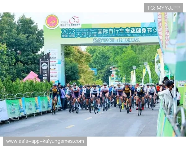 自行车赛成都站集体摔车引发网友关注，2021环成都自行车赛